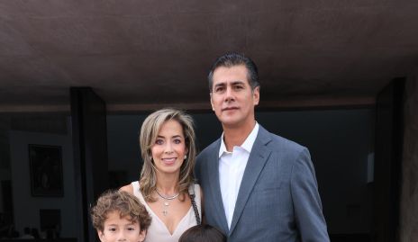  Michelle Mendoza y Fernando Arredondo con sus hijos Alejandro, Santiago y Sofía.