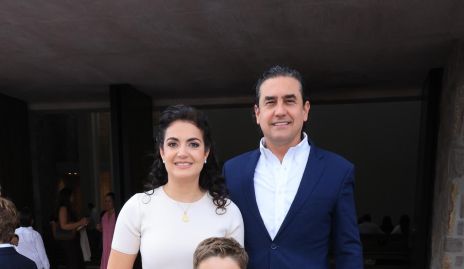  Ana Sofía Velázquez y Alejandro Oropeza con su ahijado Juan Carlos Flores.
