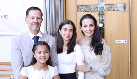  Alejandro Lafuente y Adriana Revuelta con sus hijas Lorenza y Luciana.