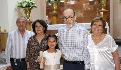  Luis Revuelta, Mercedes Torres, Evaristo Lafuente y Virginia Ponce con su nieta Lorenza.