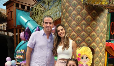  Fernando Güemes y Giselle Stahl con sus hijas Regina y Loretta.