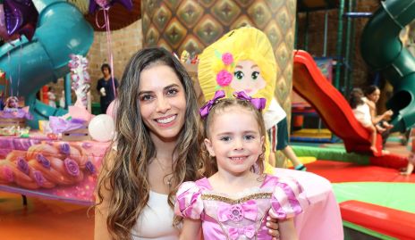  Giselle Stahl y Regina Güemes.