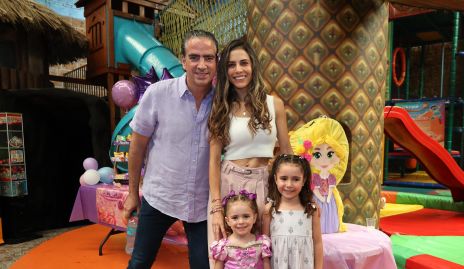  Fernando Güemes y Giselle Stahl con sus hijas Regina y Loretta.