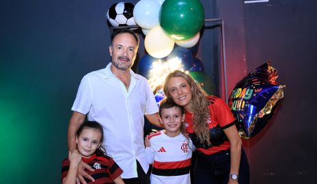  Eduardo Ramos y Priscila González con sus hijos Emma y Tomás.