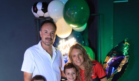  Eduardo Ramos y Priscila González con sus hijos Emma y Tomás.