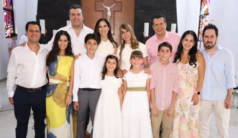  María Inés Herrera y Leyre Gallegos con sus papás, hermanos y padrinos.