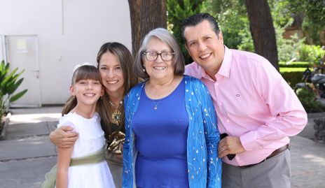  Leyre Gallegos, Alejandra Gallegos, Olga Santillán y Marcos Gallegos.