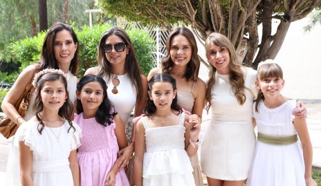  May Chávez, Bárbara Berrones, Ale Díaz de León y Leyre Hurtado con sus hijas María Inés, Bárbara, Ale y Leyre.