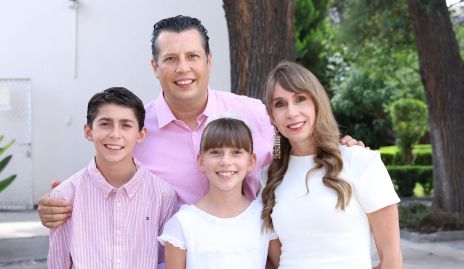  Marcos Gallegos y Leyre Hurtado con sus hijos Marcos y Leyre.