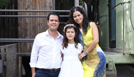  Carlos Chávez e Isabel Flores con su ahijada María Inés Herrera.