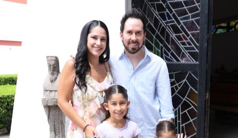  Romina Prado y Pablo Hurtado con sus hijas Ariana y Alaia.