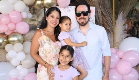  Romina Prado y Pablo Hurtado con sus hijas Ariana y Alaia.