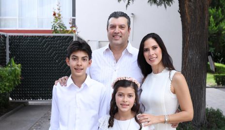   Juan Carlos Herrera, May Chávez con sus hijos Juan Pablo y María Inés.