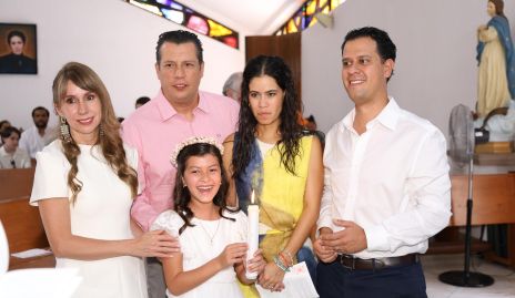  María Inés con sus padrinos Leyre Hurtado, Marcos Gallegos, Isabel Flores y Carlos Chávez.