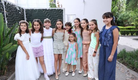  María Inés Herrera y Leyre Gallegos con sus amigas.