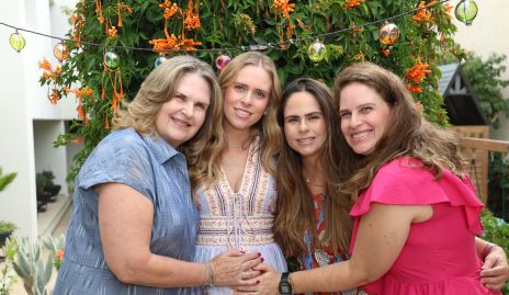  Pupi Zwieger con sus hijas Ingrid, Marianne y Cecilia Velasco.