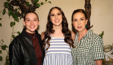  Alejandra y Ana Morales con su mamá Ana Hunter.