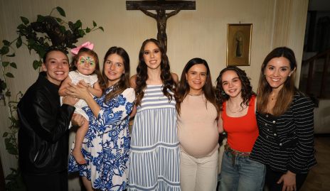  Ana Morales con sus primas.