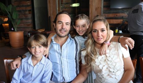  Santiago Zamanillo y María Torres con sus hijos Santiago y María Inés.