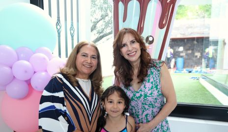  Lupita Arredondo y Rossana Celis con su nieta Isa Payán.