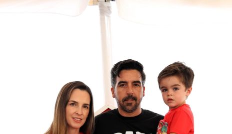  Eunice Camacho y Manuel Labastida con su hijo Jero.