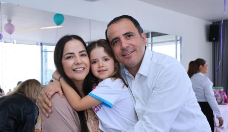  Diana Solorio y Xavier Azuara con su hija Rafaela.