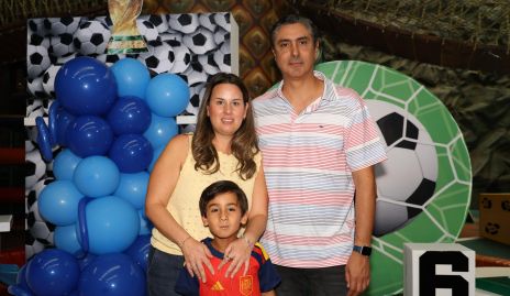 Isabel López y Jorge Cortés con su hijo Diego.