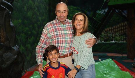  Fernando López y Martha Elena Muñiz con su nieto Diego.