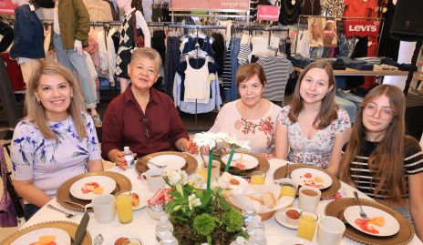  Angélica María, Mari Aguilera, María de los Ángeles, Jesica Tame e Isabella Castillo.