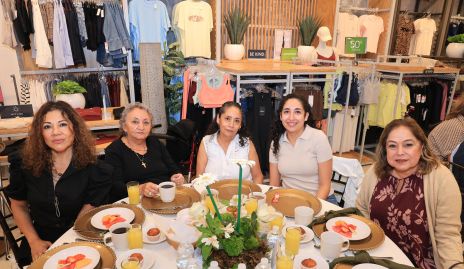  María de Lourdes Alvarado, Linda Barrios, Claudia, Gaby y Matiza.