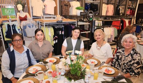 Irma, Daniela Cadena, Martha Jaime, Lucia Ávalos y Ana Mari Ávalos.