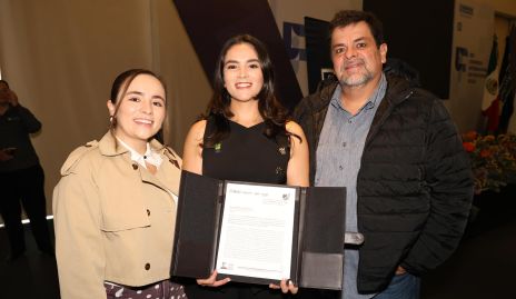  Nuria Flores, Montserrat Flores y José Luis Flores.
