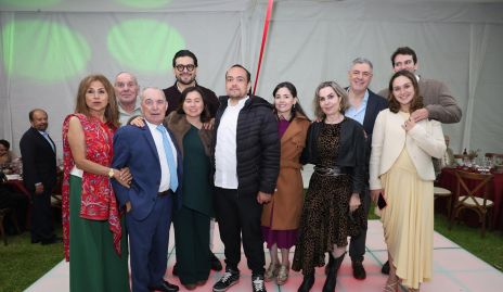  Abelardo Uría con su esposa Koki Medina y sus hijos.