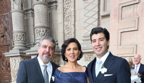  Daniel De Luna y Claudia Pozos con su hijo Daniel.