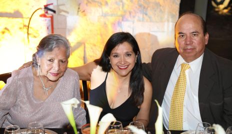  Guadalupe Pineda, Cecilia de la Vega y Alejandro Ramírez.