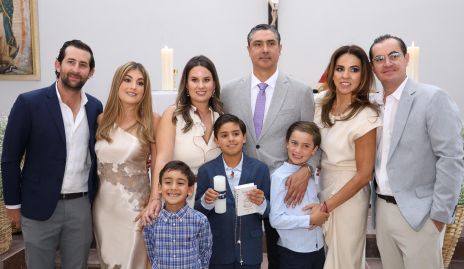  Emilio Cortés con sus papás, padrinos y hermanos.