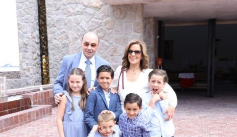  Fernando López y Marthita Muñiz con sus nietos Bego López, Emilio Cortés, Eugenio Cortés, Diego Cortés y Fer López.