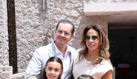  Christian Almazán y Fer Castillo con sus hijas María Pía y Macarena.