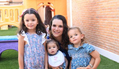  Alessa Meade, Luisa Meade, Javiera Meade y Jessica Martin Alba.