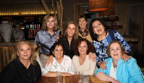  Marthita Muñiz con sus amigas de la jugada y del bazar.