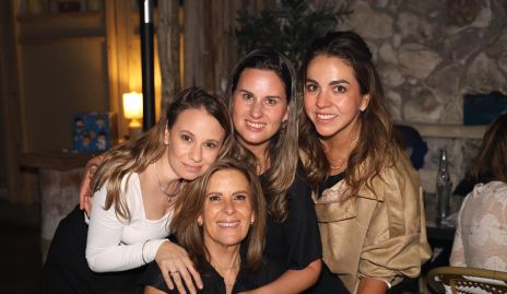  Paulina López, Isa López y Fer Castillo con Martha Elena.