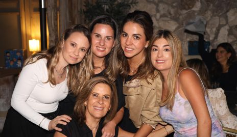  Paulina López, Isa López, Fer Castillo y Silvana Zendejas con Martha Elena.