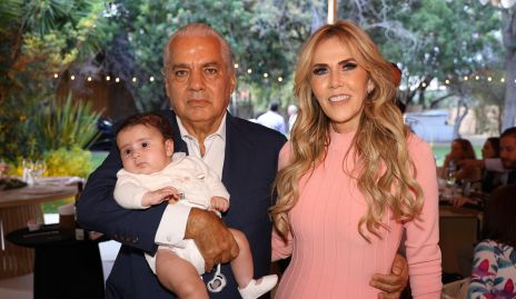 Jorge Torres Corzo y Eleida Sánchez de Torres con su nieta Regina.