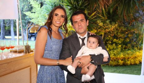  Daniela de la Fuente y Jorge Torres con su ahijada Regina.