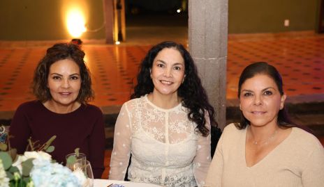  Kikis Fernández, Constanza Beltrán y Mari Tere García.