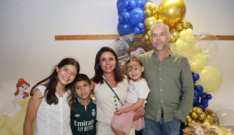  Paola Félix, Alejandro García con sus hijos María Fernanda, Alejandro y Ana Sofía.
