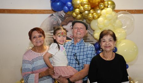 Ana Sofía García con sus abuelos, Elsa Beltrán, Salvador Félix y Yolanda Figueroa.