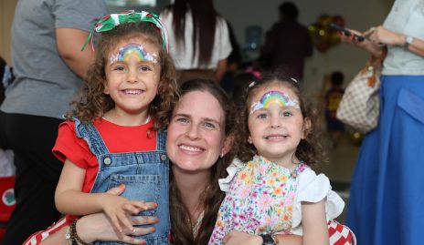  Ceci Velasco con sus hijas Carmina y Regina.