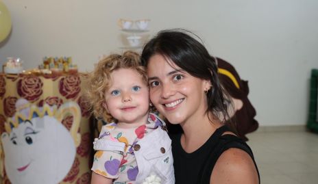  Alejandra Gascón con su hija Ivanna Kury.