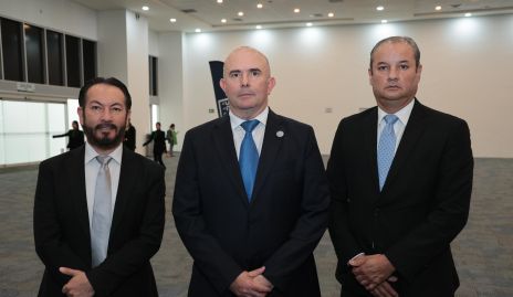  Dr. Francisco Javier Tobías, Rector Francisco Martínez y Dr. Andrés Mares.